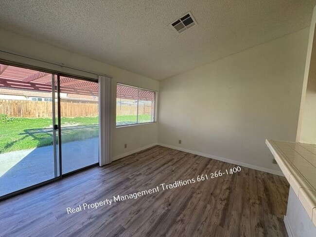Building Photo - Great 4 + 2 in Rosamond!