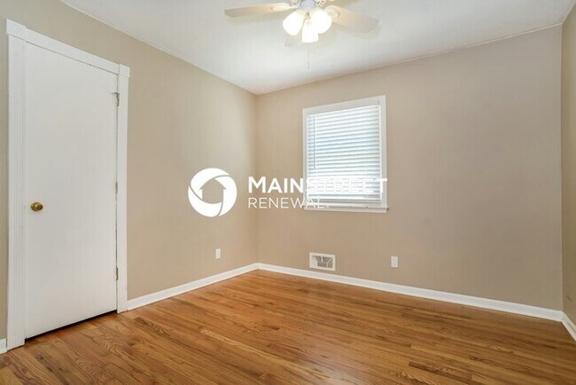 Building Photo - 3 Bedroom Pet-Friendly Home in OVERLAND PA...