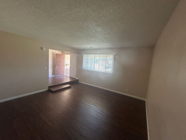 Building Photo - Stay cool in Lemoore in this spacious home...