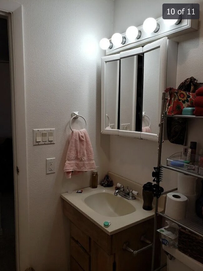 Building Photo - Beautiful 1 Bedroom/ 1 Bathroom Condo Available August 1st!