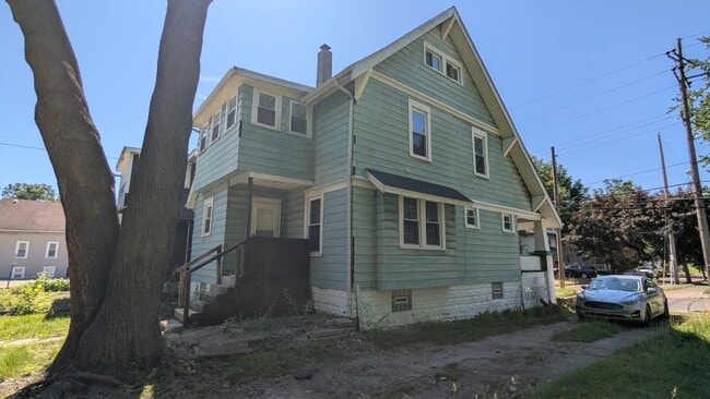 Building Photo - Spacious 4-bedroom, 1.5-bath home in Akron