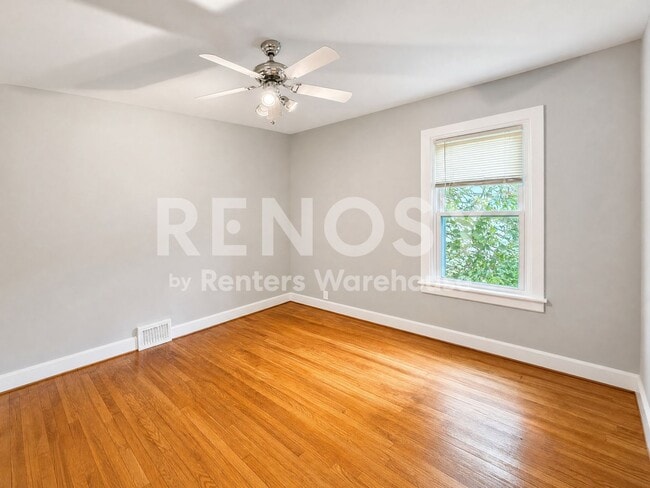 Building Photo - 4BD/2BA in Newport Available Now!