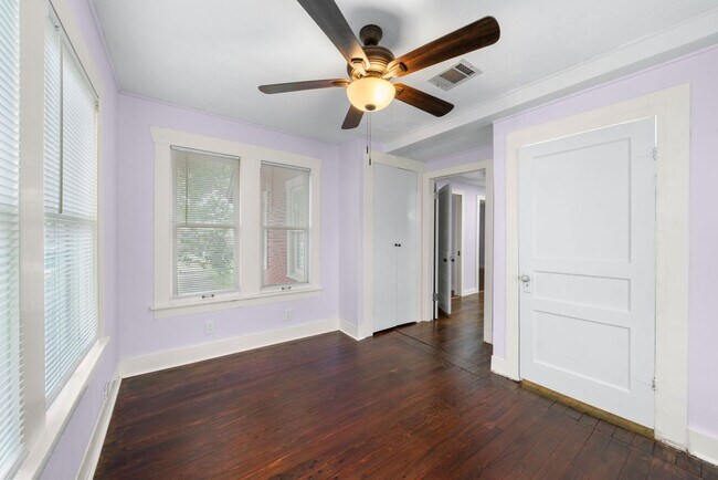 Building Photo - 115 Amundsen St