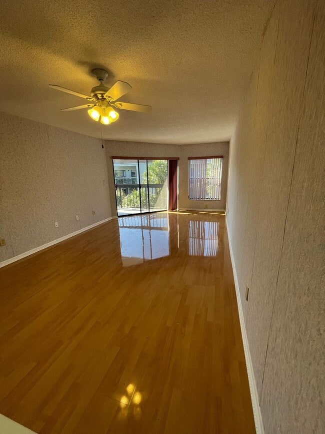 Building Photo - Calusa 403DN