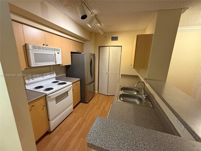 Building Photo - 1900 Van Buren St