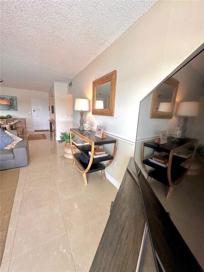 Building Photo - 300 Bayview Dr