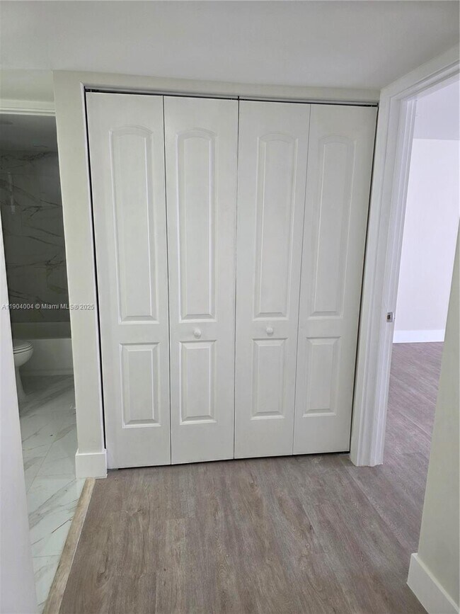 Building Photo - 8870 Fontainebleau Blvd