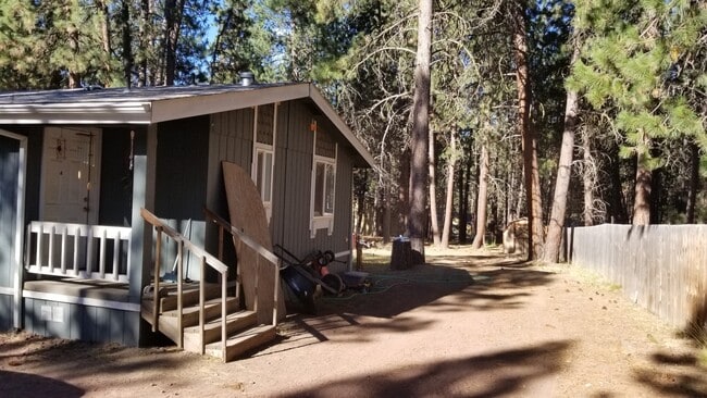 Building Photo - VIDEOTOUR: Awesome Location! Beautiful Ponderosa Pines, Minutes To Bend! PETS WELCOME