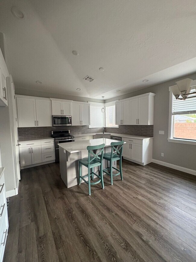 Building Photo - Charming 4-Bedroom Home in Highly Sought After Santa Clara!