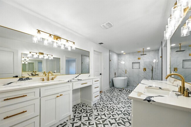 Building Photo - 508 W White Ave