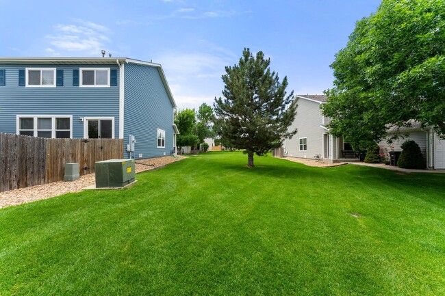 Building Photo - End-unit townhome in Cherry Creek School D...