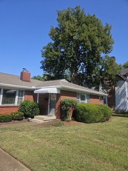 Building Photo - 2502 Woodlawn Dr