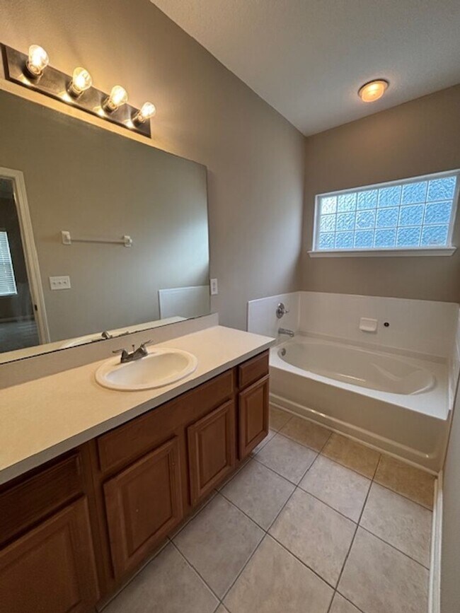 Building Photo - 3 Bed 2.5 Bath Pet Friendly End Unit Townhome in Gate Community with 2 Car Garage!