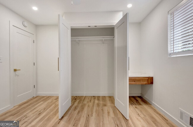 Building Photo - 183 Pine St NE