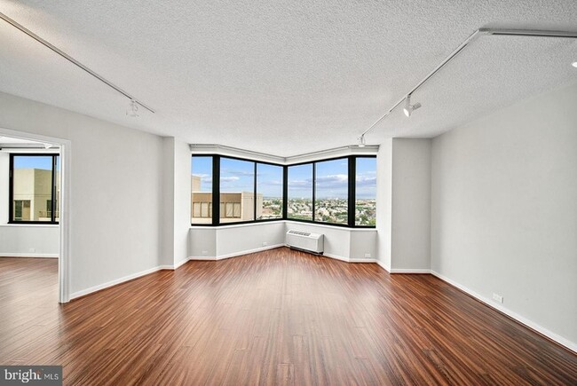 Building Photo - Beautifully renovated contemporary condo