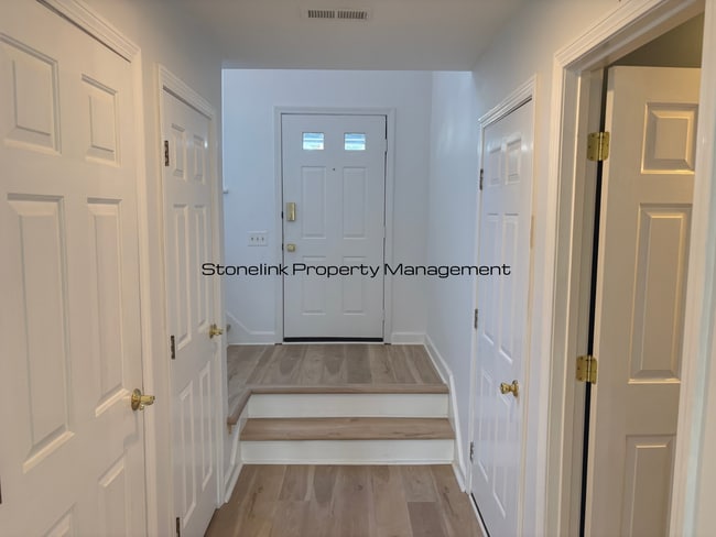 Building Photo - Fully Redesigned Townhouse Style Condo For Rent in Desirable Louisquisset Community!