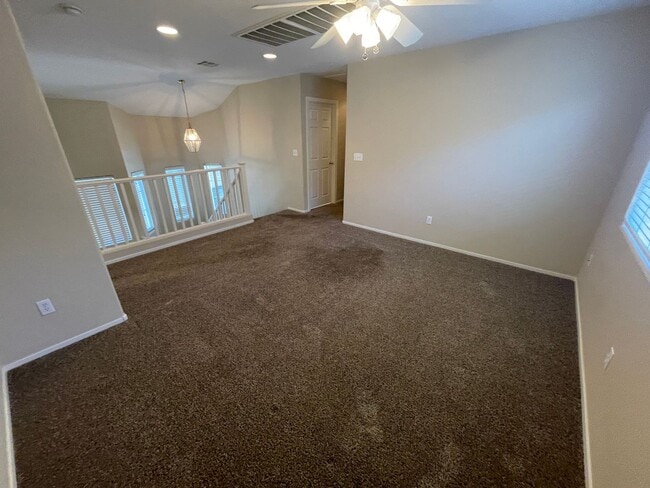 Building Photo - 3 Bedroom 2 1/2 Bathroom w/Den & Loft