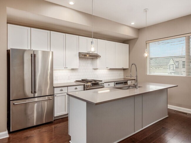 Building Photo - Luxury Living at Four X Five Condos