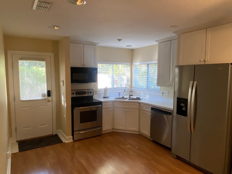 kitchen - 512 Williams St