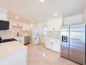 Building Photo - Renovated Triplex with Private Yard, AC, and Parking