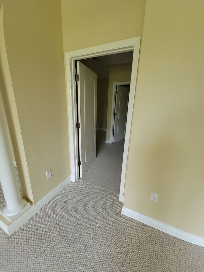 Building Photo - 3 Bedroom / 3 Bathroom - Tidelands