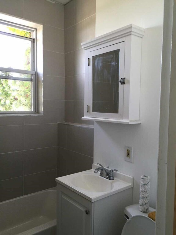 Building Photo - 40 Ashford St