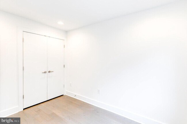 Building Photo - Northern Liberties Townhome with Parking