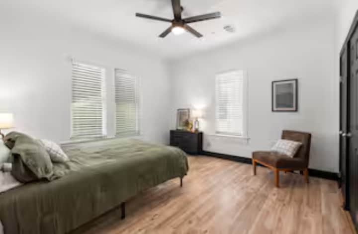 Building Photo - 102 W 5th St