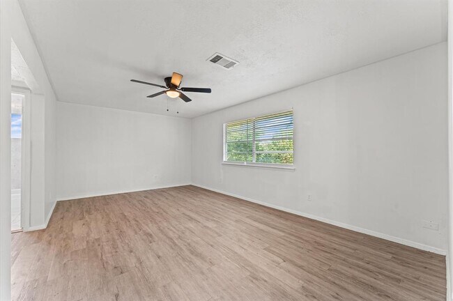 Building Photo - 13930 New Village Ln