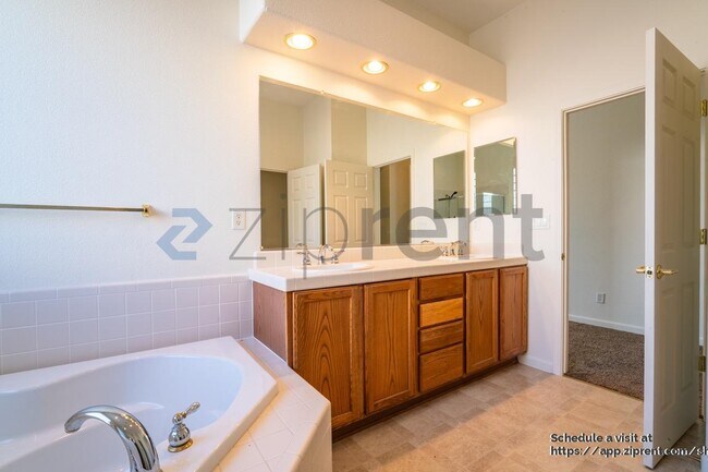 Building Photo - 100 Canterbury Ct