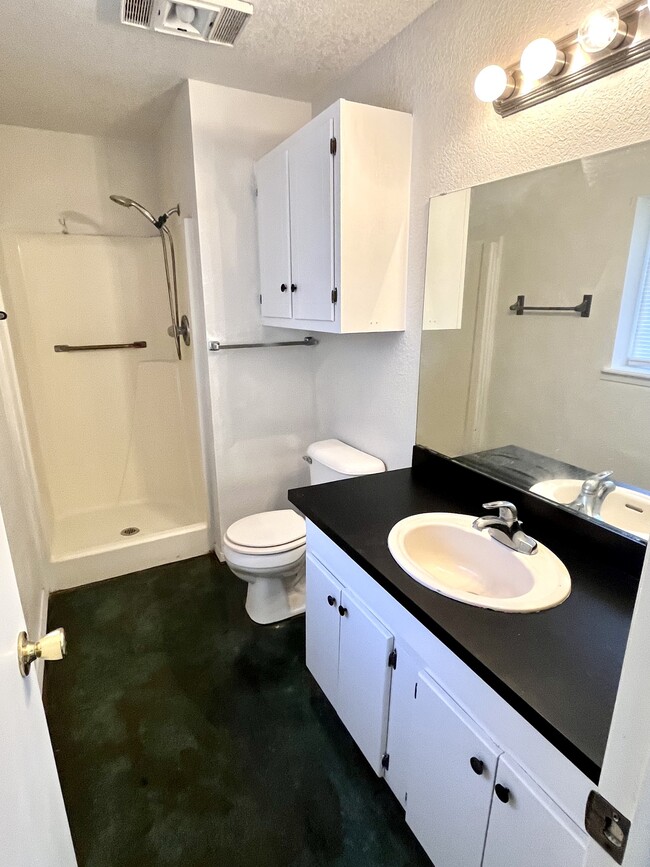 Building Photo - 67 Rungis Rd