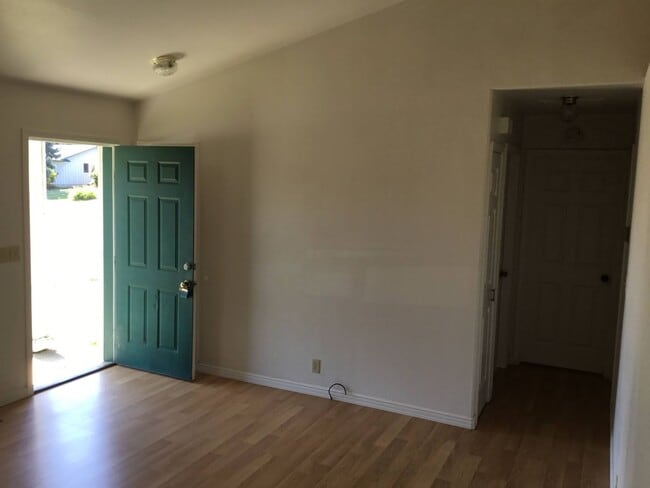 Building Photo - 2 Bedroom Duplex in Churchill Neighborhood