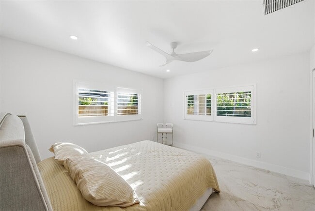 Building Photo - 1706 NE 28th Dr