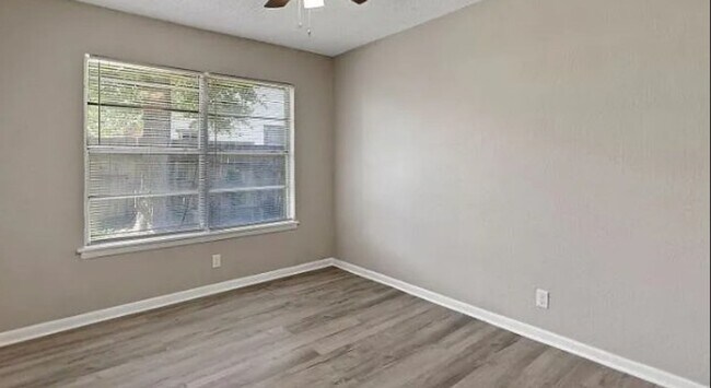 Building Photo - 315 S Loving Ave