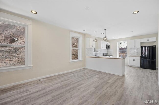 Building Photo - 816 McLaran Ave