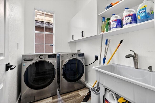 Building Photo - 8111 Santa Rosa Ct