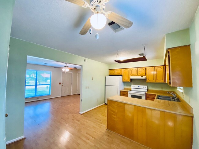 Building Photo - AVAILABLE NOW  [PET FRIENDLY]