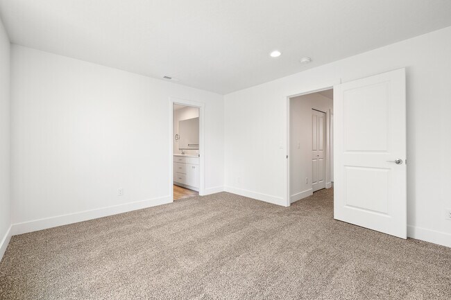 Building Photo - 1141 UnderwoodUnit 110