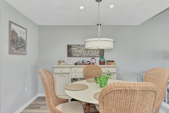 Building Photo - Welcome to your Heatherwood Heaven