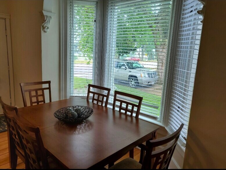 Dining Area in Bay Window with Lake Views - 1614 Michigan Blvd