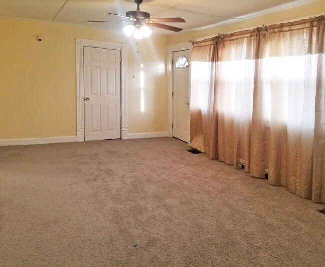 Building Photo - Historic 2 BR House Near Downtown! Bonus Room, Dining Area, W/D Hookups, on Corner Lot