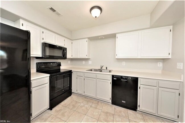 Building Photo - 176 White Cedar Ln
