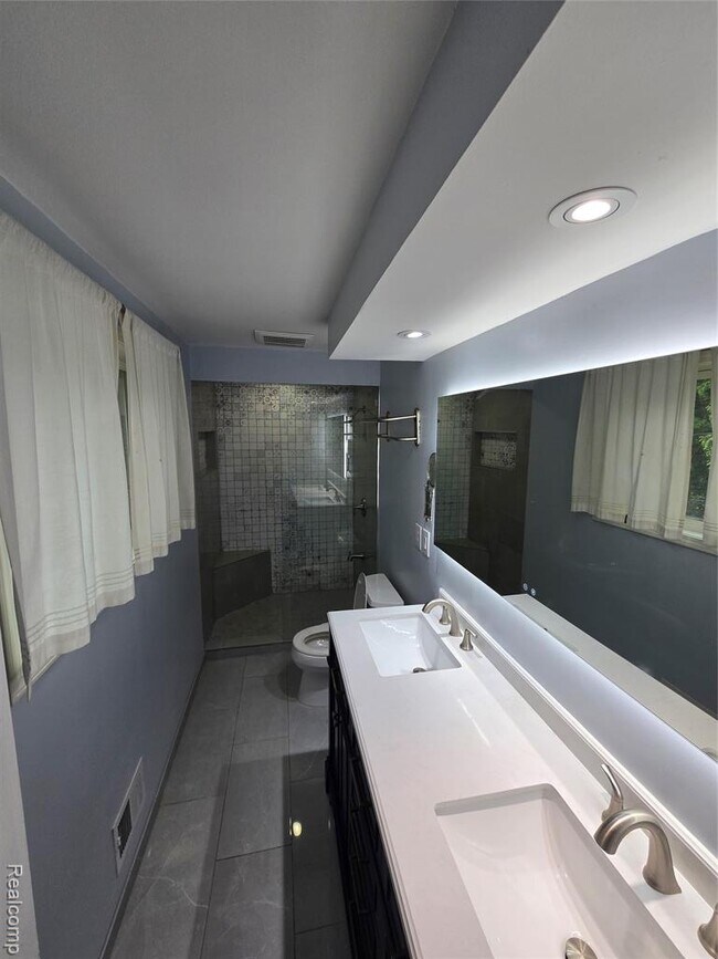 Building Photo - 2310 Cumberland Dr
