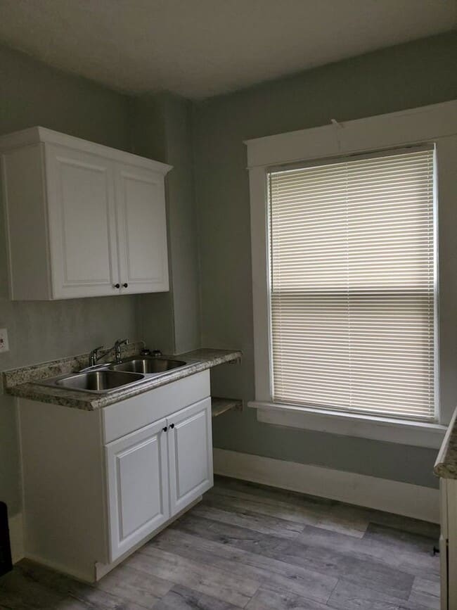 Building Photo - 1615 Rowland Ave NE