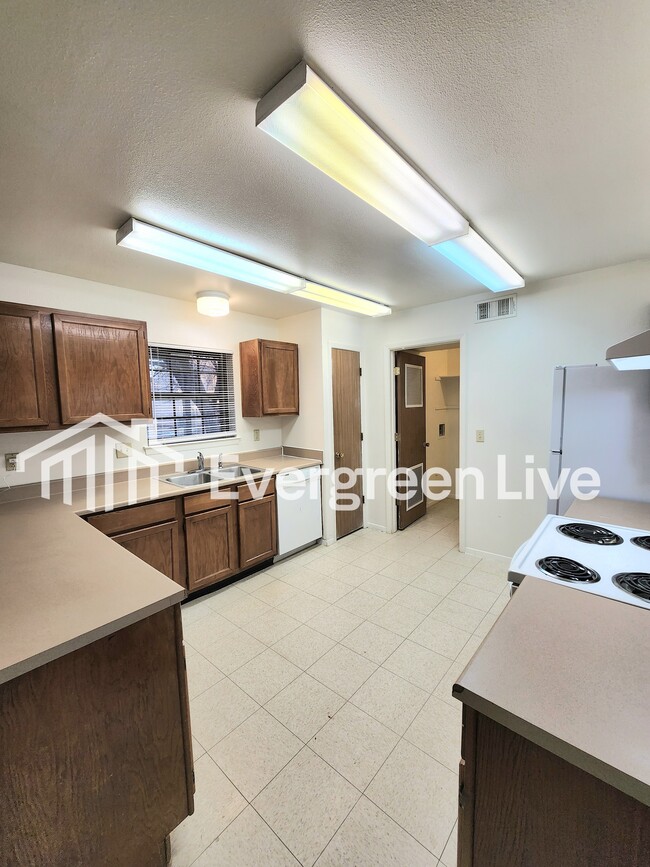 Building Photo - 213 Raven Dr