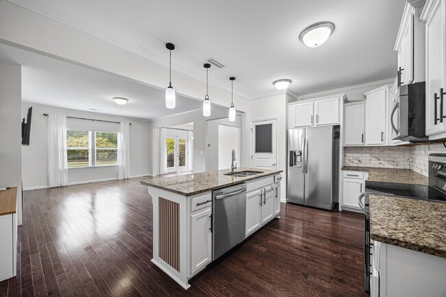 Building Photo - "Spacious 3-Bedroom Townhome with Fireplace, Pergola & Community Pool on Summerlake Drive!"