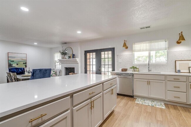 Building Photo - 1701 Larkspur Dr