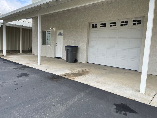 Building Photo - 3 BED 2 BATH W/ATTACHED MOTHER-IN-LAW SUITE *SOLAR PANELS ON ROOF = LOW ELECTRIC BILL*