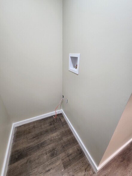 Washer/dryer hookup - 331 W Colvin St