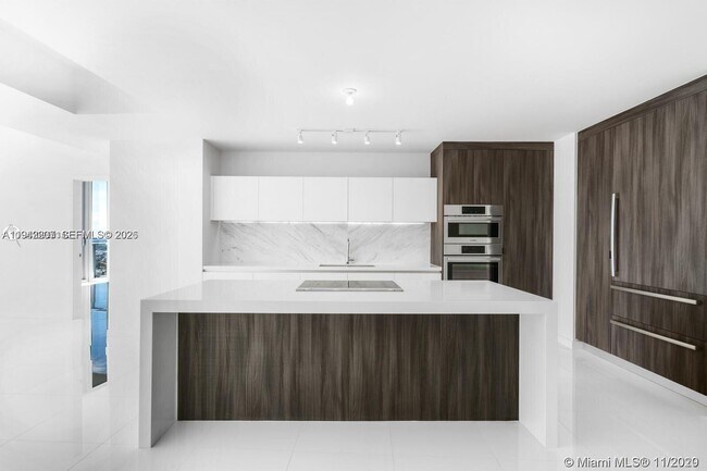 Building Photo - 851 NE 1st Ave